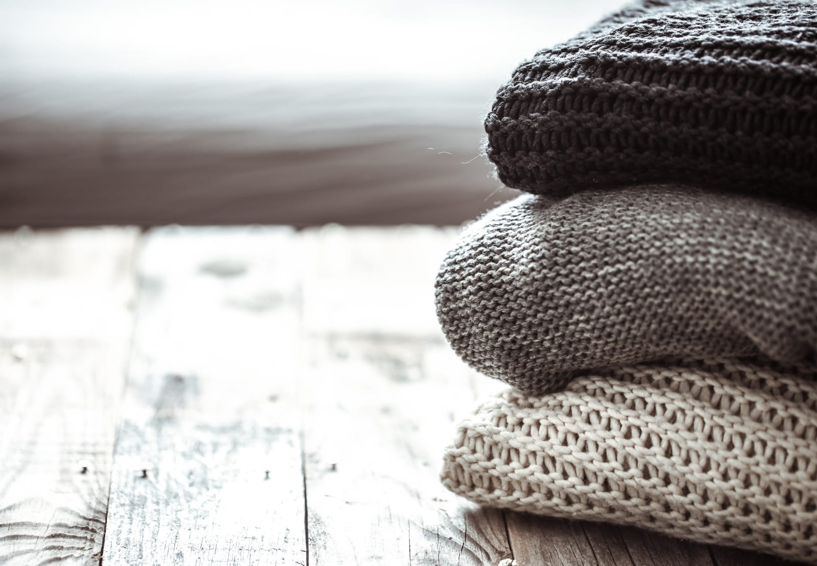 Gestapelte Strickpullover