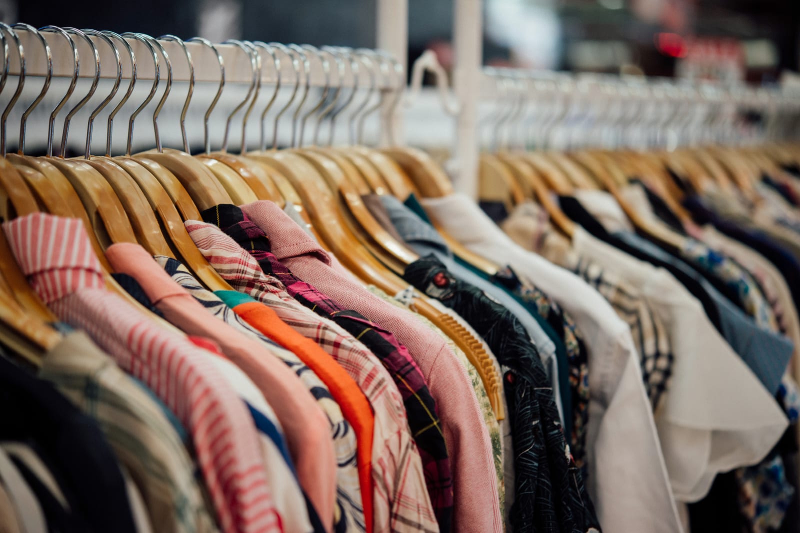 Boutique mit T-Shirts am Bügel